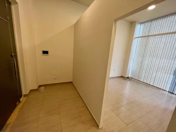 Tirane, jepet me qera zyre Kati 0, 44 m² 550 € (ish ekspozita)