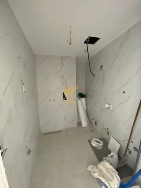 Tirane, jepet me qera zyre Kati 1, 102 m² 1.500 € (LAKE VIEW RESIDENCE)