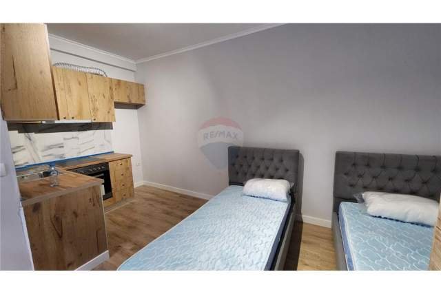 Tirane, jepet me qera apartament 1+1 Kati 1, 21 m² 250 Euro (ferit xhajko - ish restorant durrsi - Rruga e Dibr)