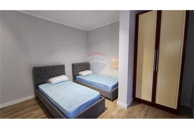 Tirane, jepet me qera apartament 1+1 Kati 1, 21 m² 250 Euro (ferit xhajko - ish restorant durrsi - Rruga e Dibr)
