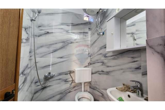 Tirane, jepet me qera apartament 1+1 Kati 1, 21 m² 250 Euro (ferit xhajko - ish restorant durrsi - Rruga e Dibr)