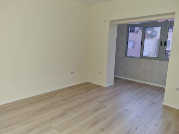 Tirane, jepet me qera Kati 3, 80 m² 600 Euro (Rruga Perlat Rexhepi Tiranë,Shqipëria)