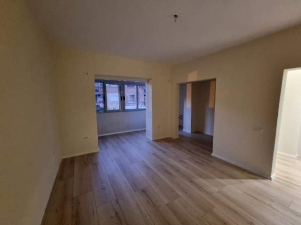 Tirane, jepet me qera Kati 3, 80 m² 600 Euro (Rruga Perlat Rexhepi Tiranë,Shqipëria)