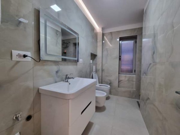 Tirane, jepet me qera Kati 3, 80 m² 600 Euro (Rruga Perlat Rexhepi Tiranë,Shqipëria)