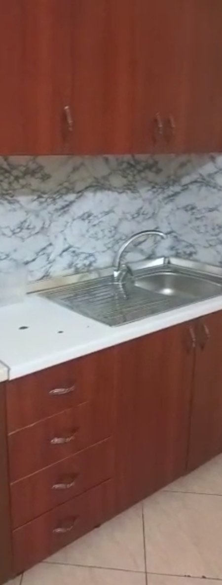 Tirane, jepet me qera garsonier 1+1 Kati 1, 50 m² 20.000 Leke (Pran Bulevardit te ri,Stacioni Trenit)