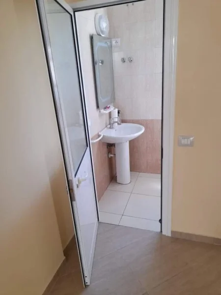 Tirane, shitet dyqan Kati 0, 43 m² 117.425 Euro (Rruga Viktor Eftemiu)