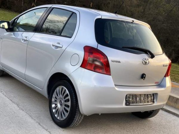 Tirane, shes makine Toyota Yaris Automat Viti 2007,