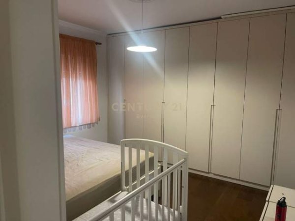 Tirane, jepet me qera apartament 1+1+BLK Kati 6, 67 m² 450  (afer Pazarit te Ri)
