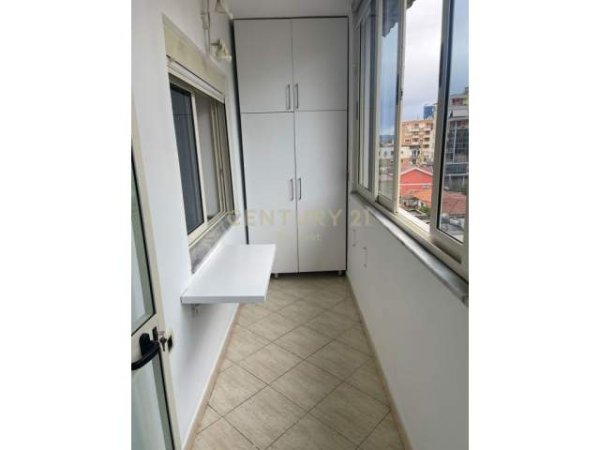 Tirane, jepet me qera apartament 1+1+BLK Kati 6, 67 m² 450  (afer Pazarit te Ri)