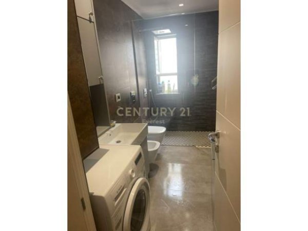 Tirane, jepet me qera apartament 1+1+BLK Kati 6, 67 m² 450  (afer Pazarit te Ri)