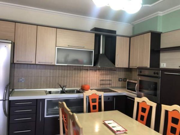 Tirane, jepet me qera apartament 1+1+BLK Kati 7, 75 m² 500 Euro (Rruga Medar Shtylla)