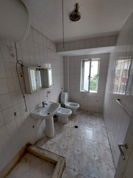 Tirane, ofert apartament 2+1+BLK Kati 3, 95 m² 130.000 Euro (shkolla 7 marsi)