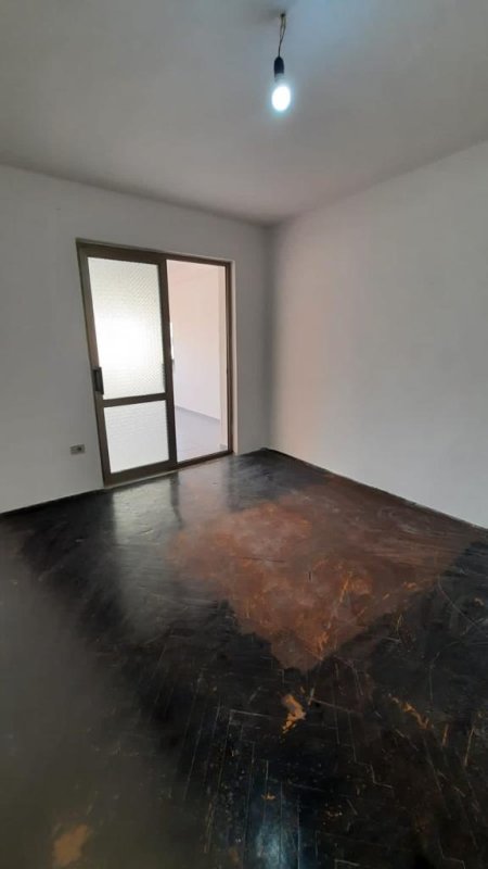 Tirane, shitet apartament 2+1 Kati 4, 77 m² 125.000 Euro (Ngjitur  me shkollën Deshmoret e Lirisë)