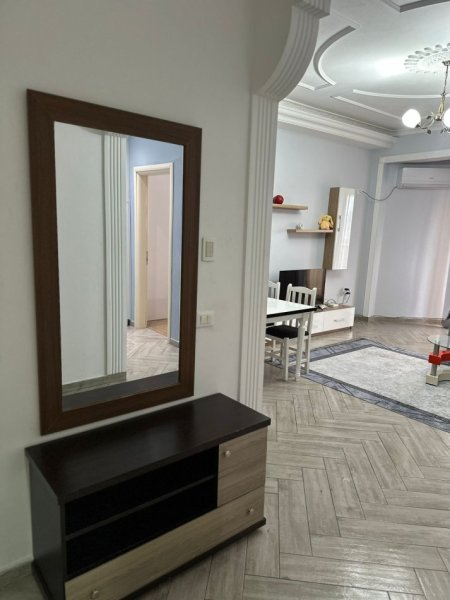 Tirane, jepet me qera apartament 1+1+Ballkon Kati 9, 65 m² 450 € (astir)