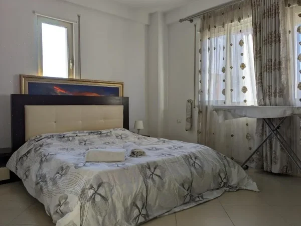 Tirane, jepet me qera apartament 2+1+Ballkon Kati 5, 96 m² 599 € (Ish parku i autobuzave pran kompleksit alba)