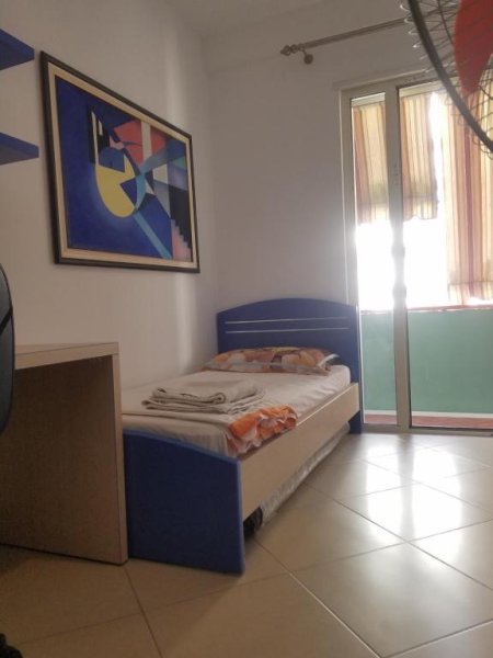 Tirane, jepet me qera apartament 2+1+Ballkon Kati 5, 96 m² 599 € (Ish parku i autobuzave pran kompleksit alba)