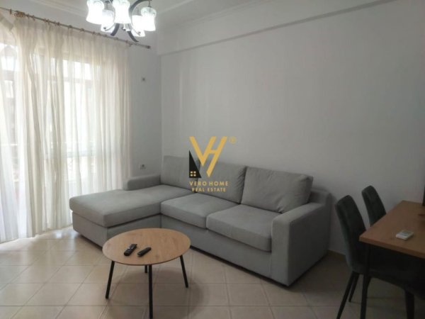 Tirane, jepet me qera apartament 1+1+Ballkon Kati 5, 70 m² 600 € (KOMUNA E PARISIT)