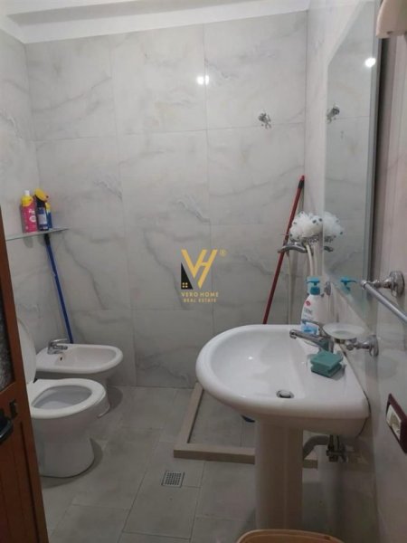 Tirane, jepet me qera apartament 1+1+Ballkon Kati 5, 70 m² 600 € (KOMUNA E PARISIT)
