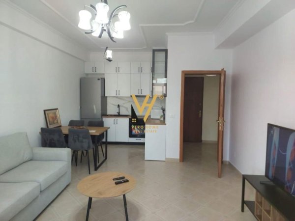 Tirane, jepet me qera apartament 1+1+Ballkon Kati 5, 70 m² 600 € (KOMUNA E PARISIT)
