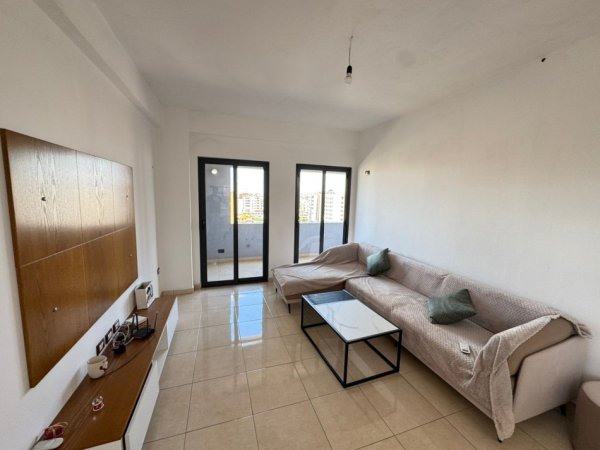 Tirane, jepet me qera apartament 1+1+Ballkon Kati 7, 400 m² 400 € (astir)