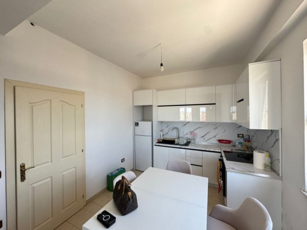 Tirane, jepet me qera apartament 1+1+Ballkon Kati 7, 400 m² 400 € (astir)