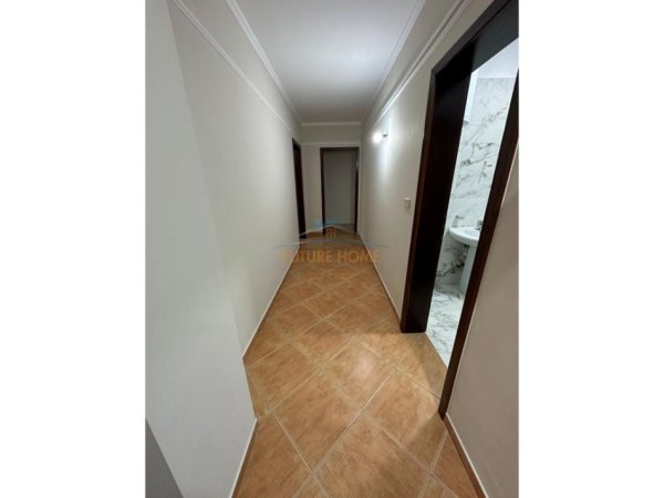Tirane, jepet me qera zyre , 178 m² 1.800 €