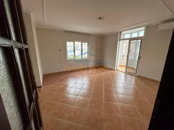 Tirane, jepet me qera zyre , 178 m² 1.800 €
