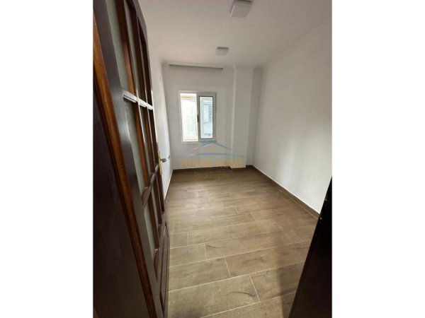 Tirane, jepet me qera zyre , 178 m² 1.800 €