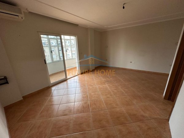 Tirane, jepet me qera zyre , 178 m² 1.800 €