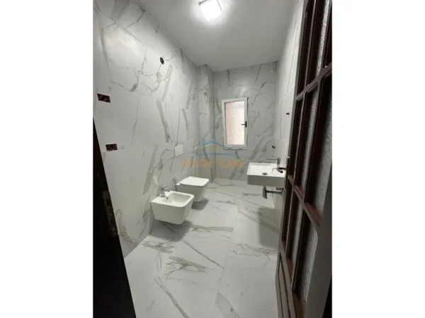 Tirane, jepet me qera zyre , 178 m² 1.800 €