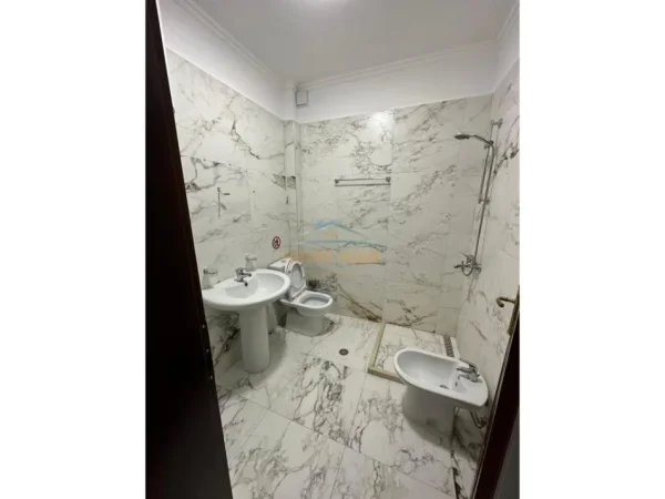 Tirane, jepet me qera zyre , 178 m² 1.800 €