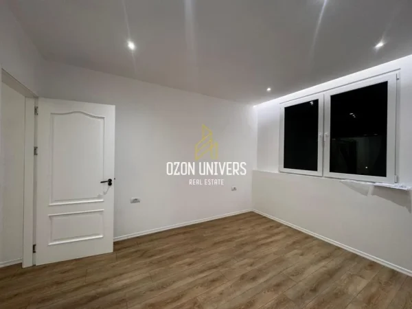 Tirane, shitet apartament 1+1+Ballkon Kati 5, 70 m² 165.000 € (Rruga Fortuzi, mbrapa shkollës Jeronim De Rada)