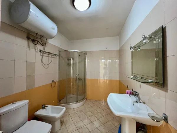 Tirane, jepet me qera apartament 2+1 , 60 € (Laprake)