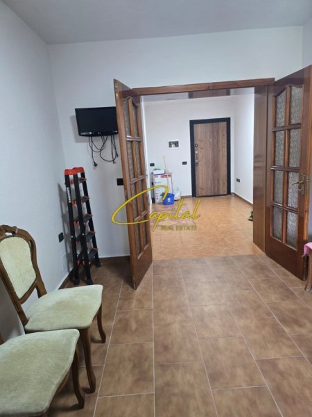 Tirane, jepet me qera zyre Kati 3, 60 m² 600 € (21 DHJETORI)