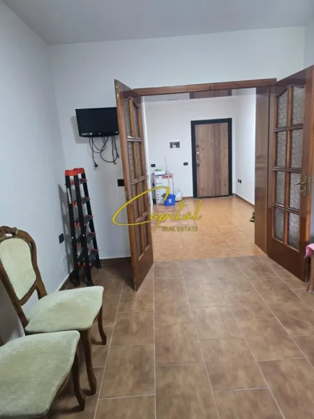 Tirane, jepet me qera zyre Kati 3, 60 m² 600 € (21 DHJETORI)