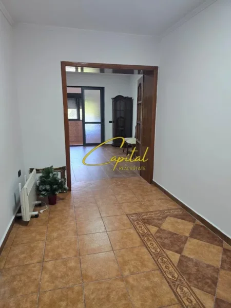 Tirane, jepet me qera zyre Kati 3, 60 m² 600 € (21 DHJETORI)