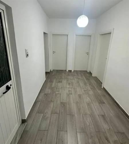 Tirane, jepet me qera apartament 2+1 Kati 4, 550 € (Ali demi)