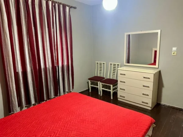 Tirane, jepet me qera apartament 2+1 Kati 4, 550 € (Ali demi)