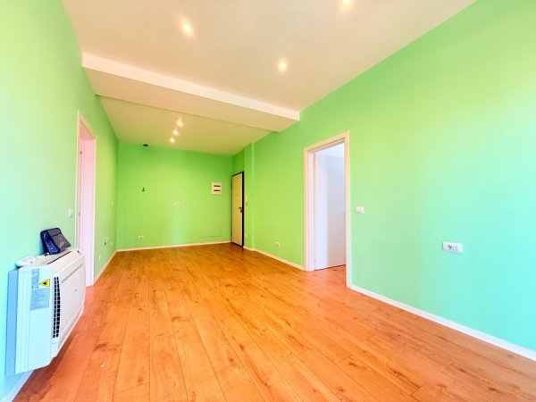 Tirane, jepet me qera ambjent biznesi Kati 7, 110 m² 1.000 € (Garden Building)