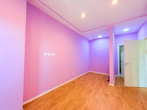 Tirane, jepet me qera ambjent biznesi Kati 7, 110 m² 1.000 € (Garden Building)