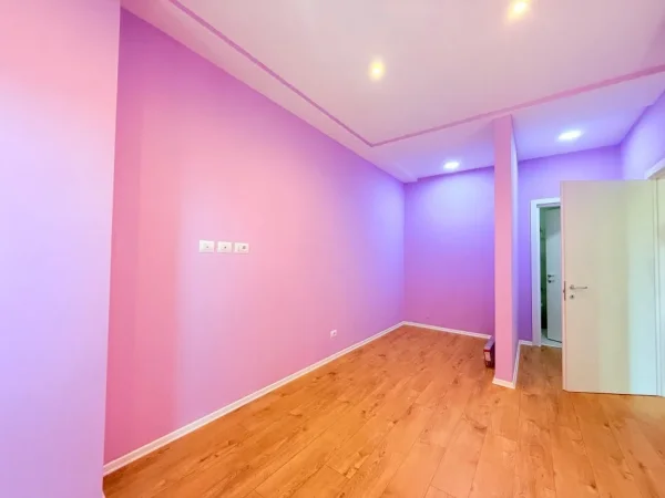 Tirane, jepet me qera ambjent biznesi Kati 7, 110 m² 1.000 € (Garden Building)