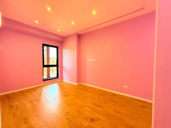 Tirane, jepet me qera ambjent biznesi Kati 7, 110 m² 1.000 € (Garden Building)