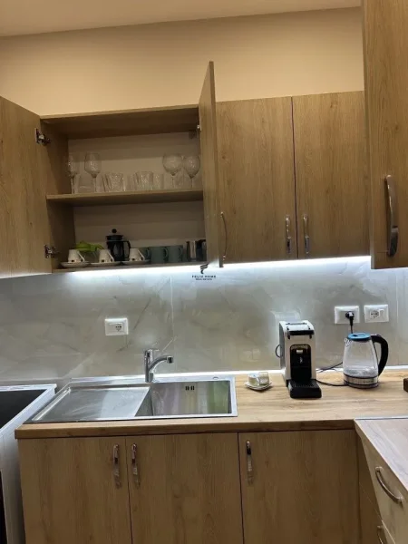 Tirane, jepet me qera apartament 1+1+Ballkon Kati 3, 65 m² 650 € (QENDER)