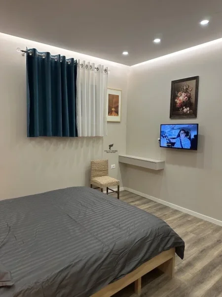 Tirane, jepet me qera apartament 1+1+Ballkon Kati 3, 65 m² 650 € (QENDER)