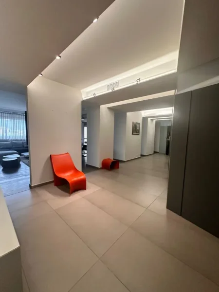 Tirane, jepet me qera zyre Kati 10, 190 m² 2.000 € (Qender)