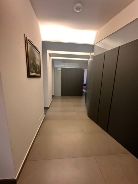 Tirane, jepet me qera zyre Kati 10, 190 m² 2.000 € (Qender)