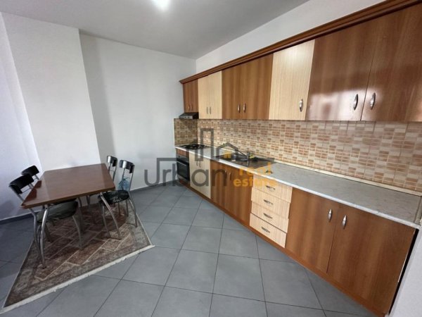 Tirane, jepet me qera apartament 1+1+Ballkon Kati 3, 70 m² 500 € (Kompleksi Usluga)