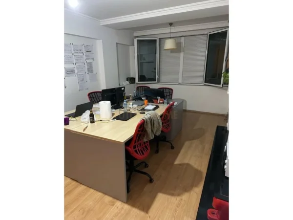 Tirane, jepet me qera zyre Kati 1, 800 € (SHESHI WILSON)