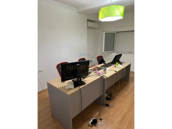 Tirane, jepet me qera zyre Kati 1, 800 € (SHESHI WILSON)