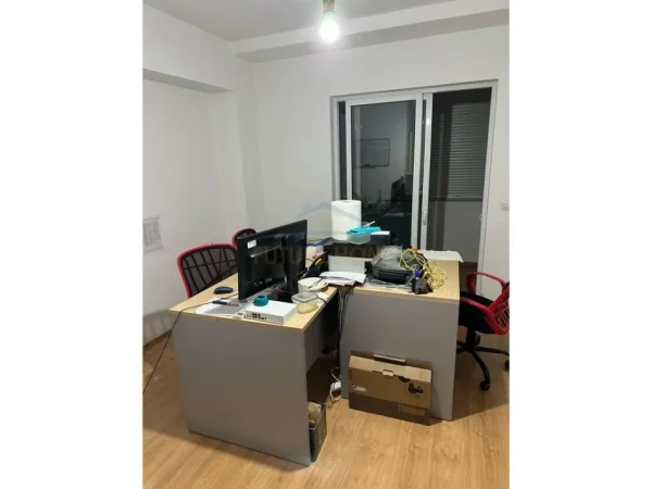 Tirane, jepet me qera zyre Kati 1, 800 € (SHESHI WILSON)